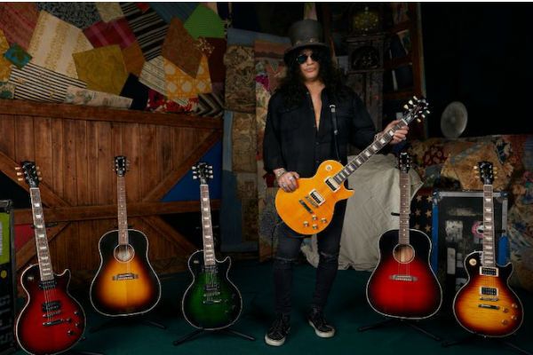 Slash posa com as guitarras da Slash Collection, linha de instrumentos desenvolvida em parceria com a Gibson