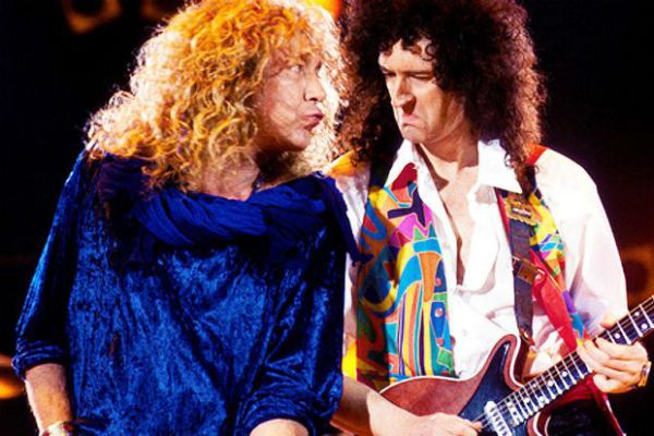 Robert Plant faz um som com Brian May, durante tributo a Freddie Mercury