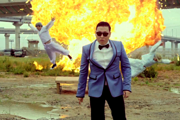 PSY aparece à frente de uma explosão no clipe do hit Gangnam Style