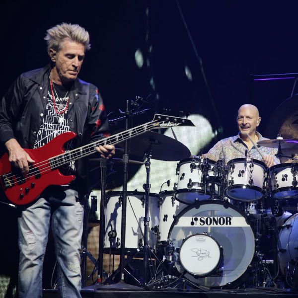 O baixista Ross Valory e o baterista Steve Smith, durante um show da banda Journey 