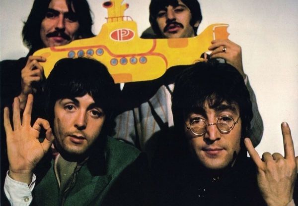 Os beatles com o yellow submarine