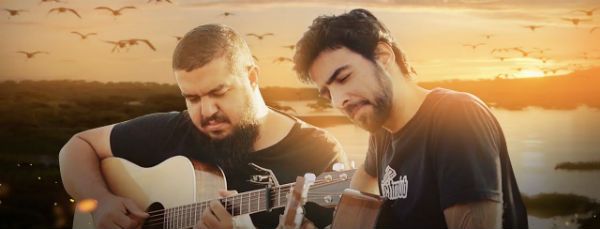 Gustavo Fofão e Caico Antunes tocam violão para um vídeo do Cifra Club