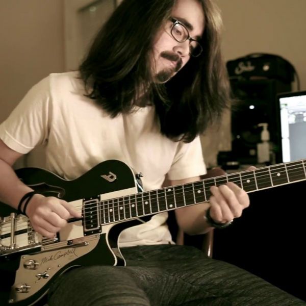 El guitarrista Mateus Asato toca el fingerstye en la guitarra eléctrica