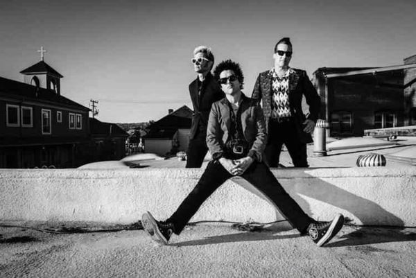 Foto em preto e branco dos membros do Green Day, durante clipe de Wake Me Up When September Ends