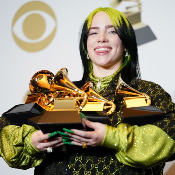 Billie Eilish segura seus cinco troféus conquistados no Grammy 2020