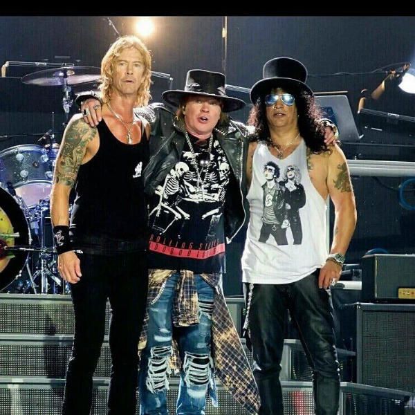 Duff, Axl e Slash, em 2017, depois de um show do Guns N' Roses