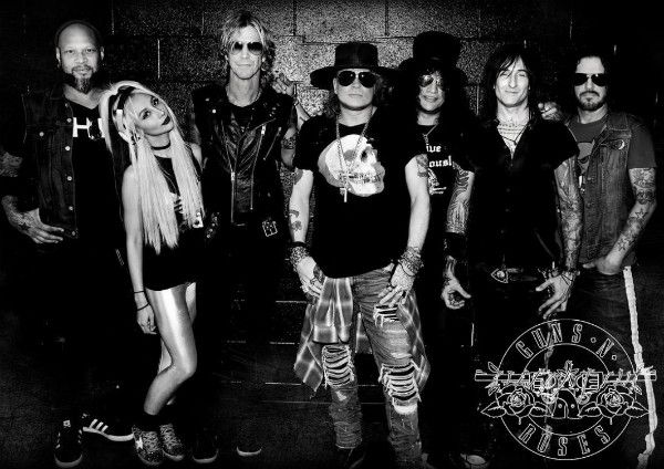 Frank Ferrer, Melissa Reese, Duff McKagan, Axl Rose, Slash e Richard Fortus: a atual formação do Guns N' Roses