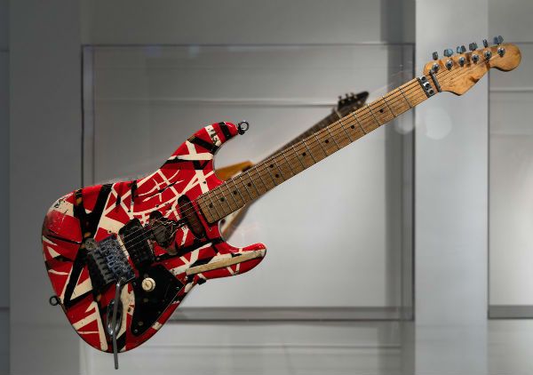A guitarra frankstein ou frankstrato foi a primeira invenção de Eddie Van Halen