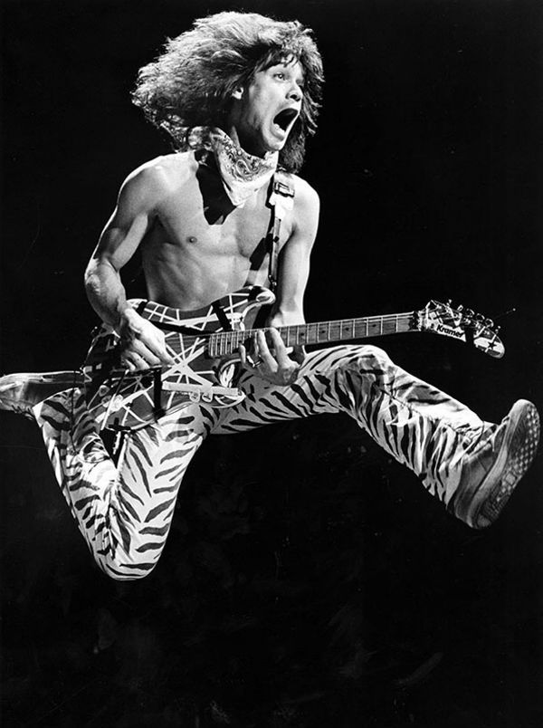 Eddie Van Halen pulando, com sua guitarra frankstein 