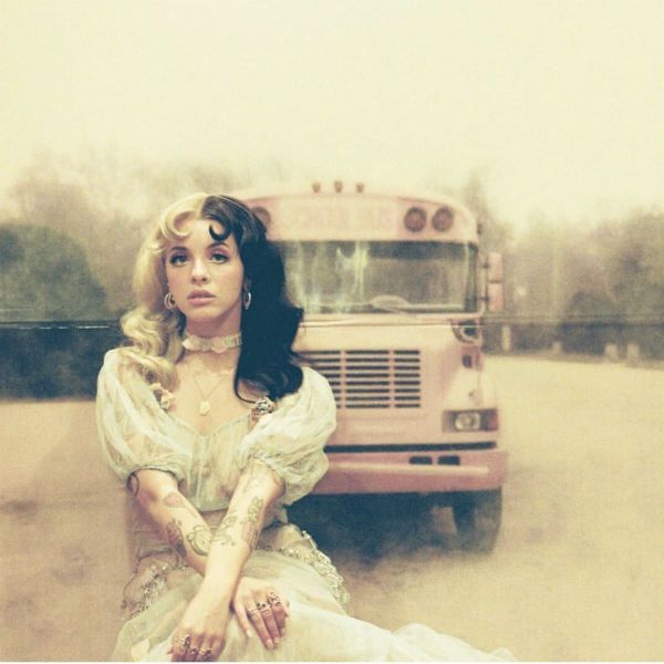 Melanie Martinez em frente a um ônibus em um dos clipes do EP K-12