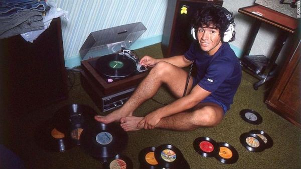Diego Maradona ouvindo escutando músicas em fones de ouvido