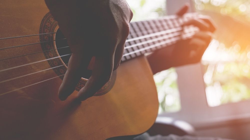 12 músicas com dedilhados fáceis para aprender e evoluir