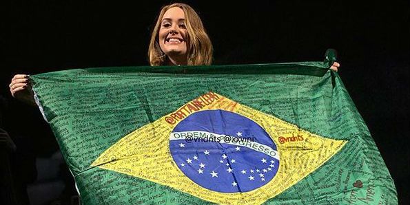 Fã brasileiro joga a bandeira do país em show da Adele na Irlanda