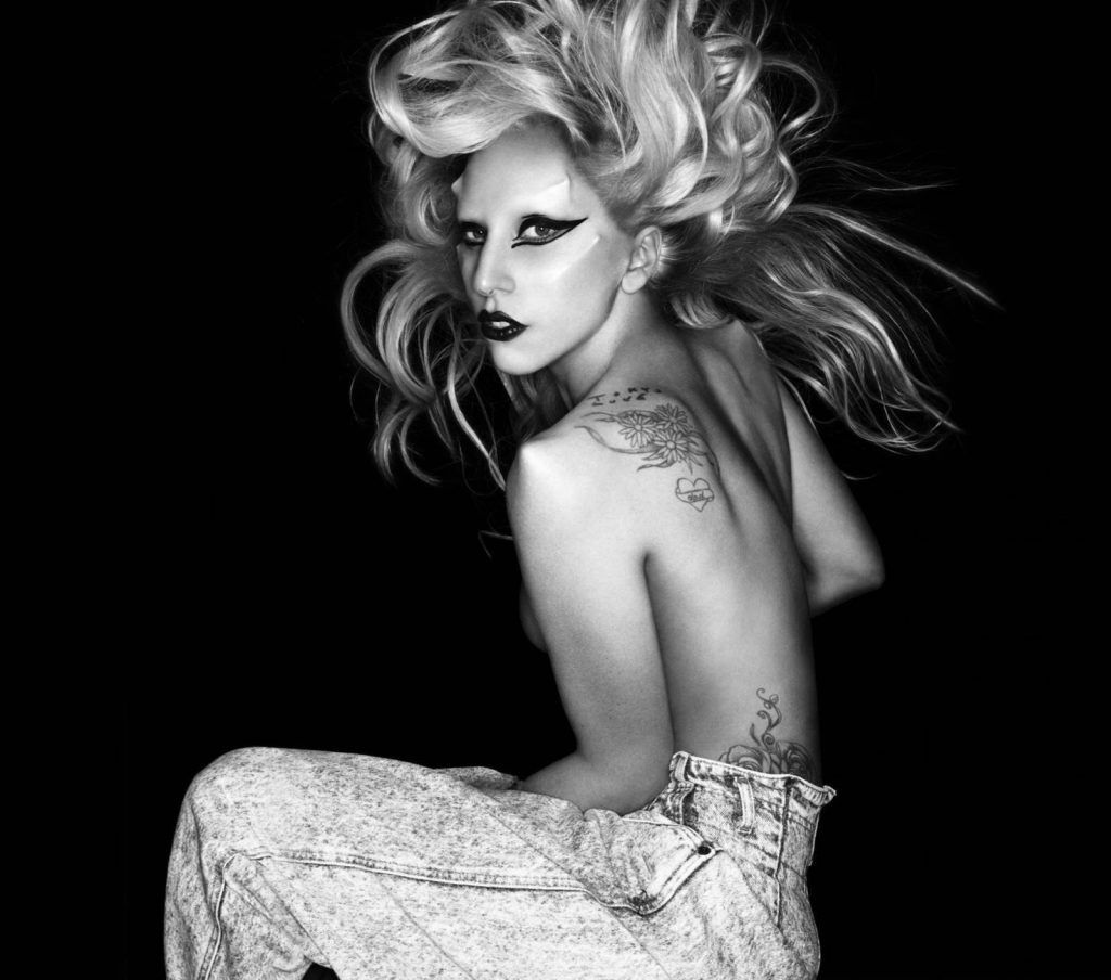 Foto de Lady Gaga en ensaio para o álbum Born This Way