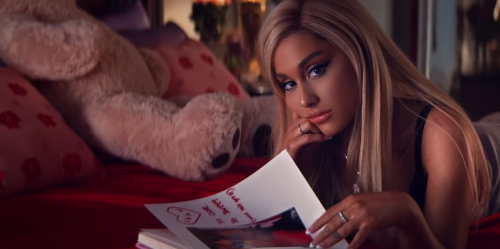 Ariana Grande no clipe de thank u, next