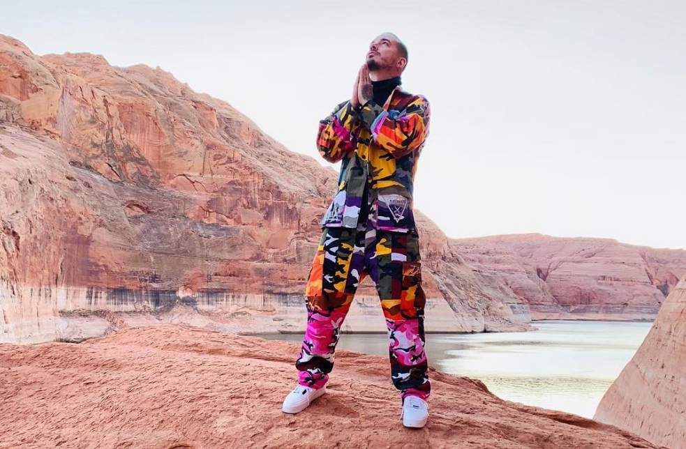 J Balvin com roupas coloridas