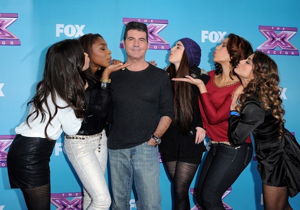 Fifth Harmony e o produtor Simon Cowell na época do The X Factor.