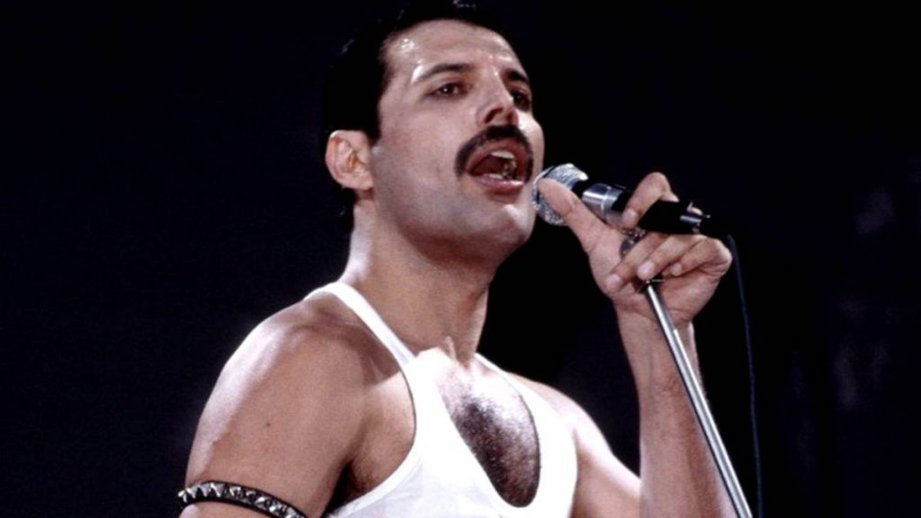 Freddie Mercury cantando