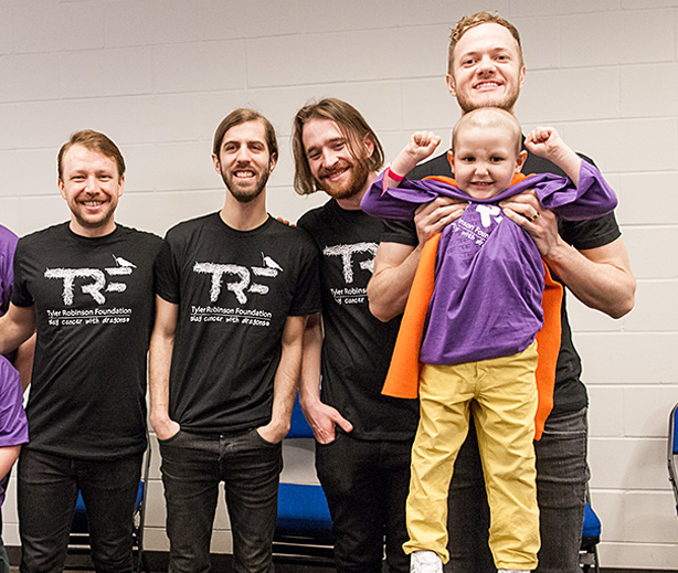 Banda Imagine Dragons em ação da Tyler Robinson Foundation