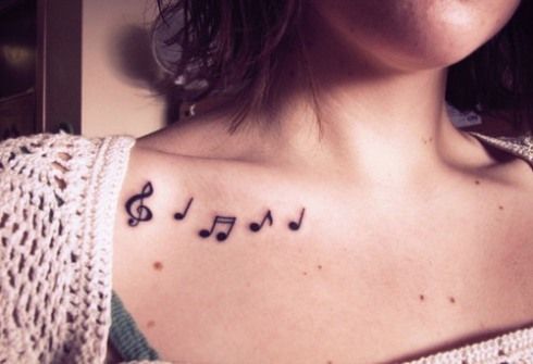 Tatuagem de notas musicais