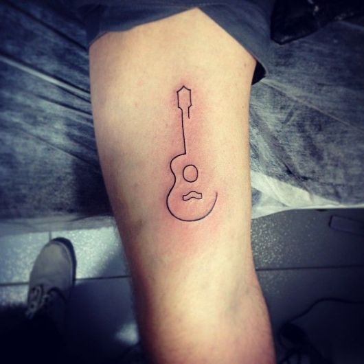 Tatuagem de violão minimalista