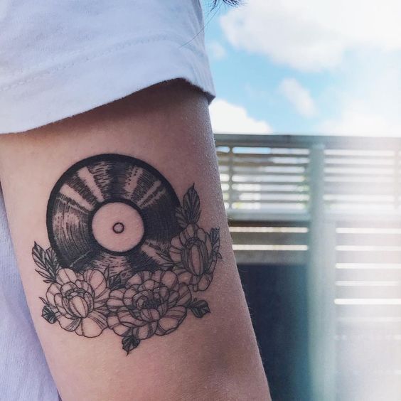 Tatuagem de disco com flores