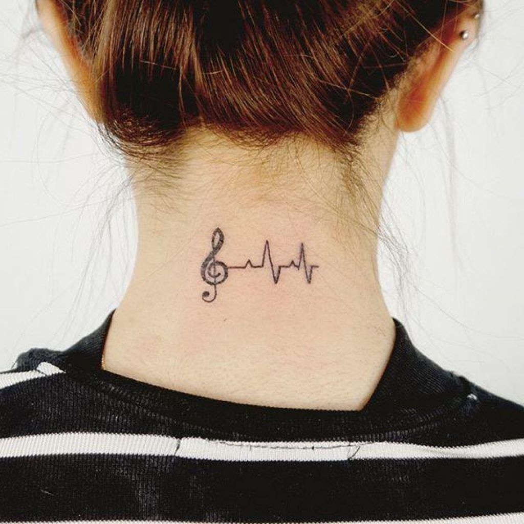 Tatuagem de música no pescoço