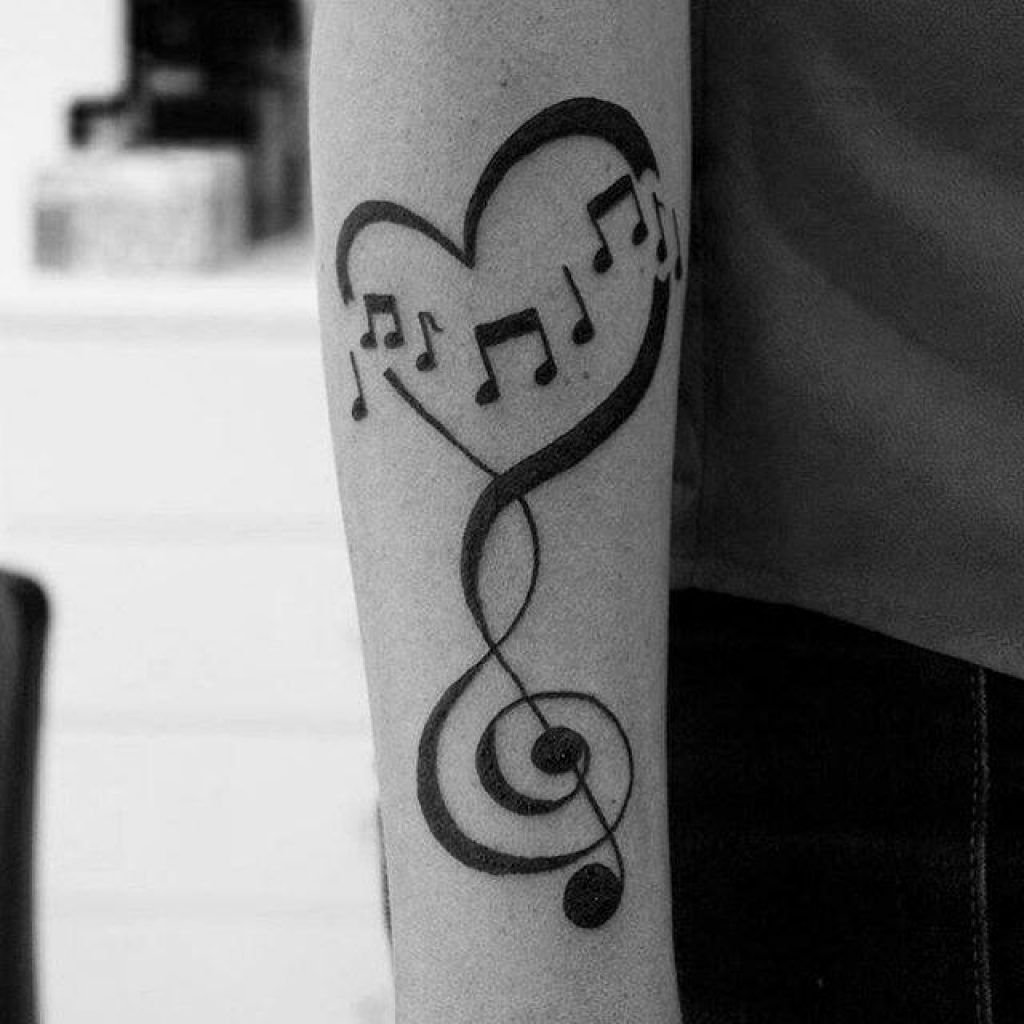 Tatuagem de notas musicais no braço