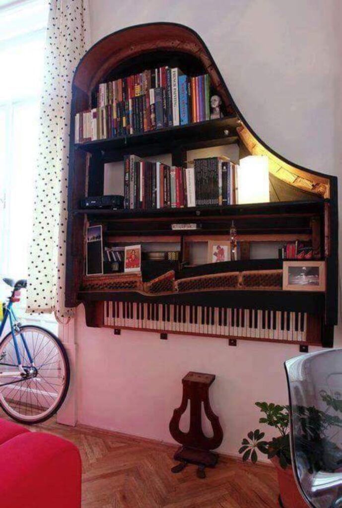 Estante feita com piano