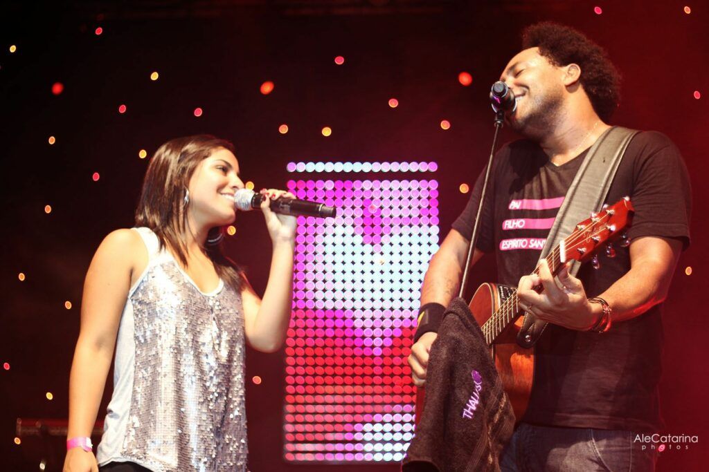 Gabriela Rocha e Thalles Roberto cantando