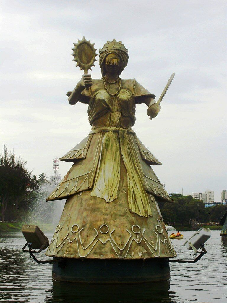 Estátua de Oxum no Dique do Tororó, em Salvador