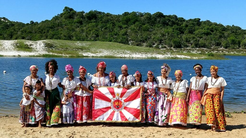 Ganhadeiras de Itapuã com a bandeira da Viradouro