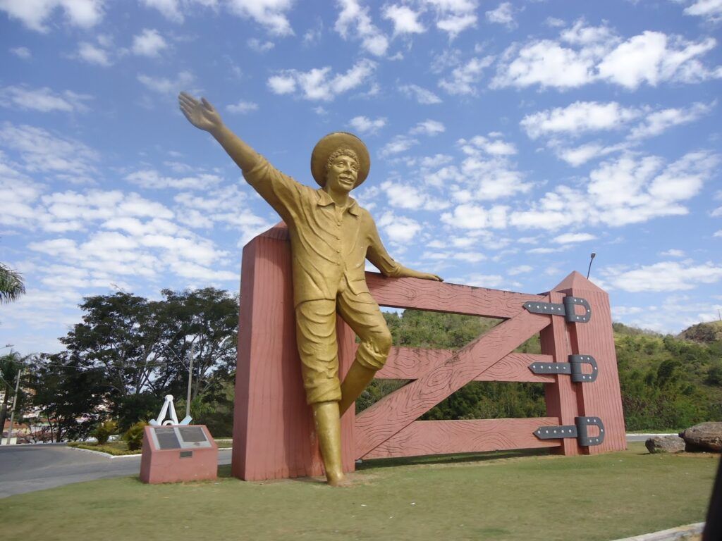 O Menino da Porteira estátua