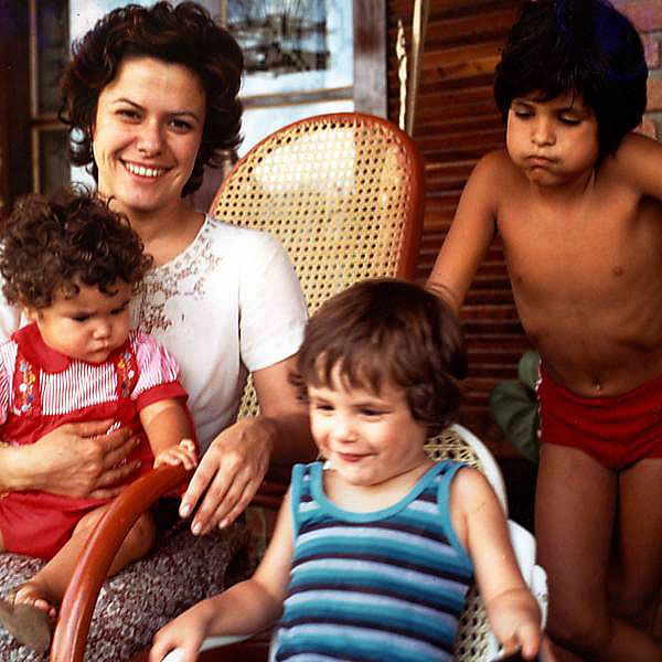Elis Regina com os três filhos: Maria Rita, João Marcelo e Pedro Mariano