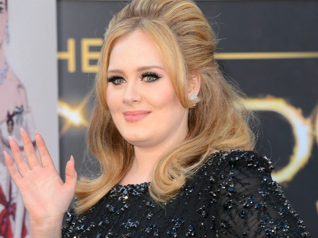 Adele faz 35 anos. Conheça as músicas mais tocadas da artista no Brasil