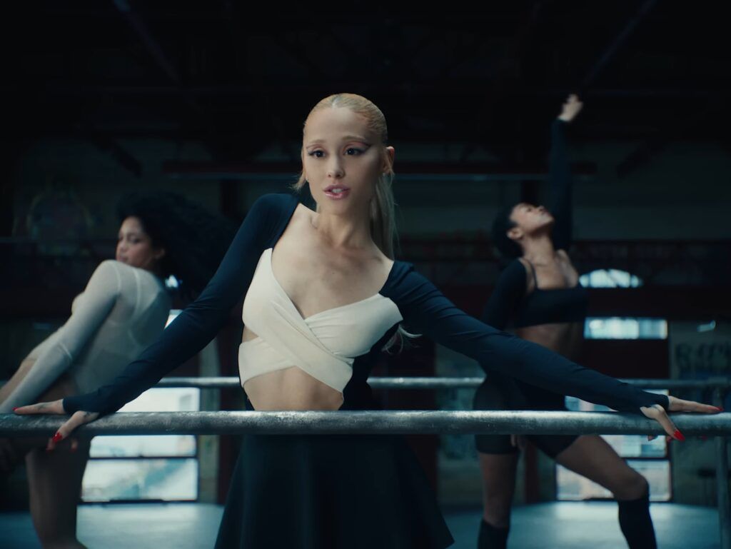 Ariana Grande em "yes, and?"