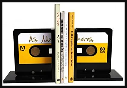 Aparador de livros em formato de fita cassete