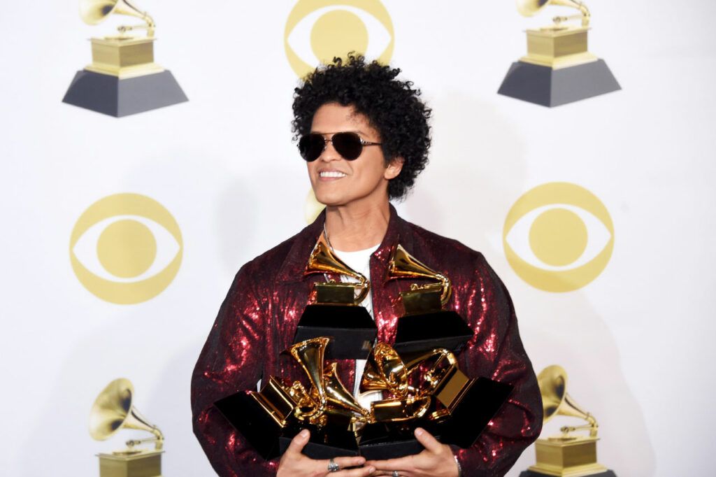 Bruno Mars e seus Grammys por 24K Magic