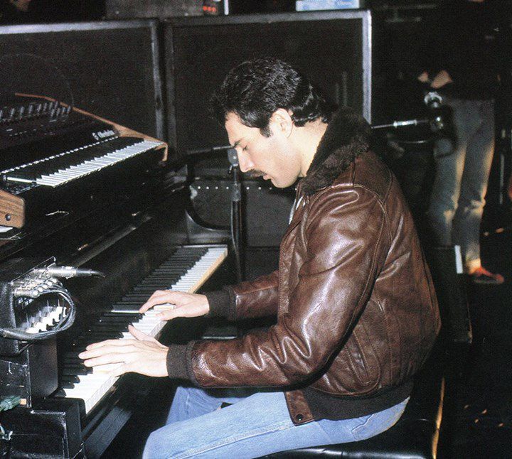 Freddie Mercury no piano
