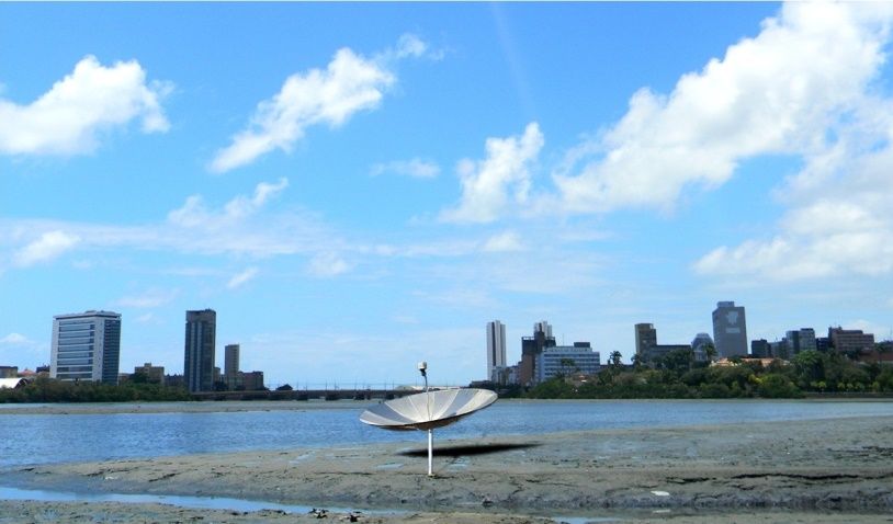 Antena parabólica fincada na lama, em Recife