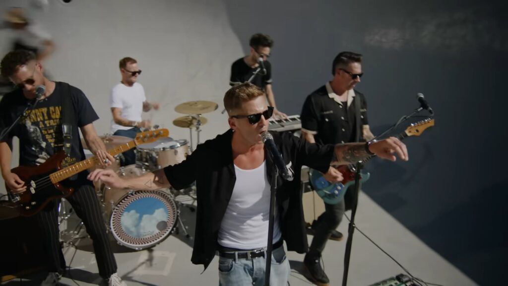 OneRepublic no clipe de Sink Or Swim