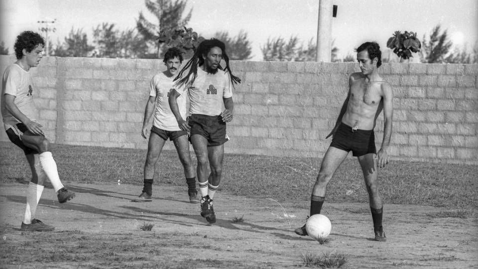Chico Buarque e Bob Marley jogando futebol