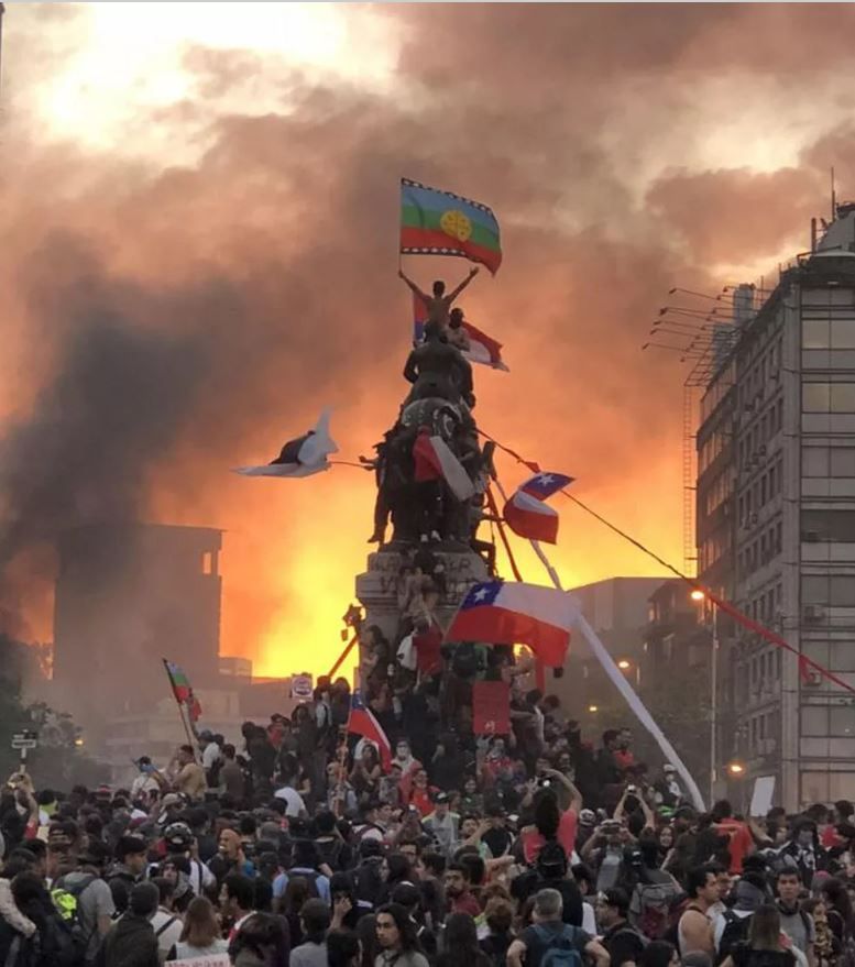 Bandeira Mapuche sobre estátua militar no Chile