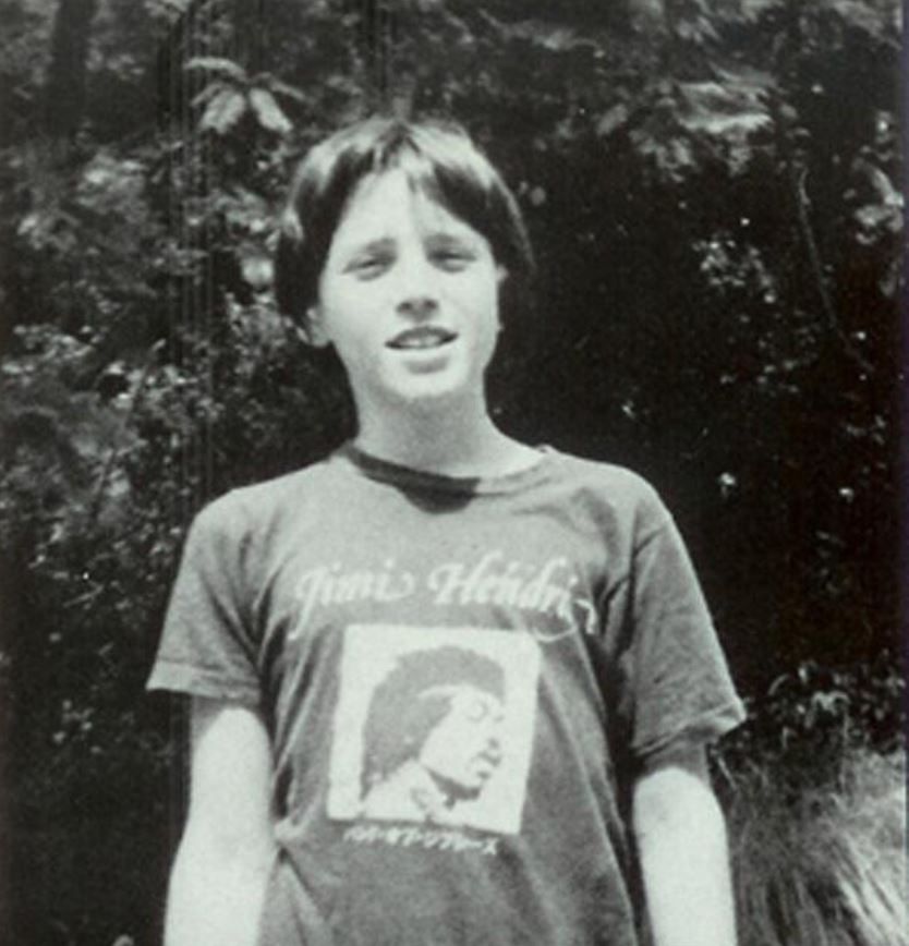 John Frusciante quando criança, com uma camisa do Jimi Hendrix