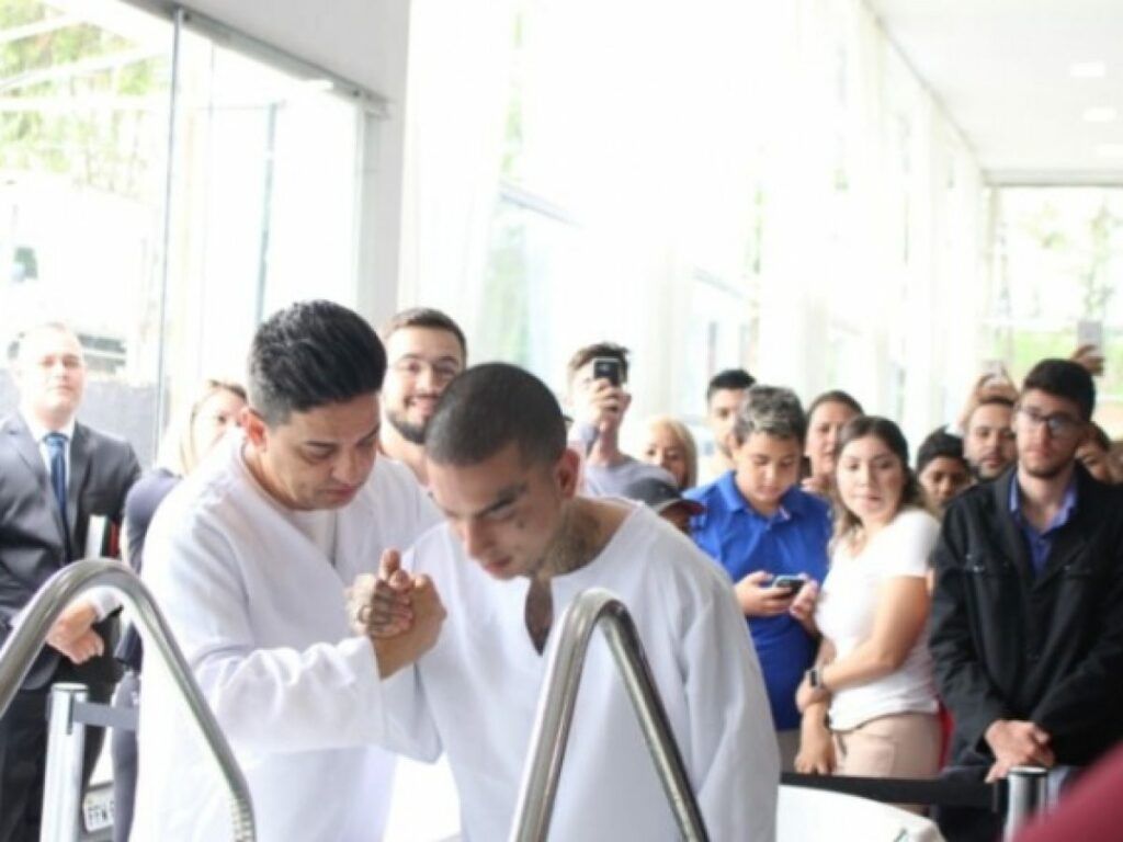 Mc Guimê se batiza na Assembleia de Deus.