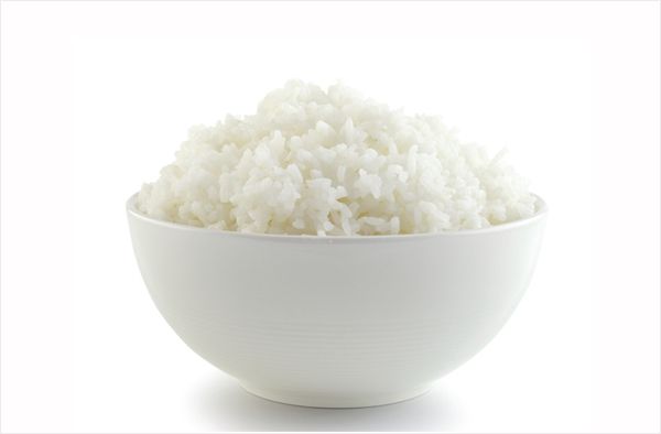 arroz cozido em uma tigela branca