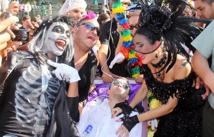 Foliões fantasiados no carnaval