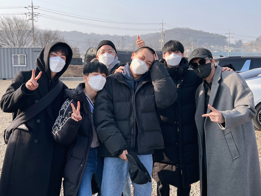 ONF k-pop: membros do grupo indo para o exército