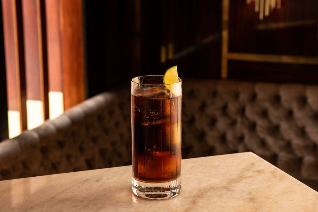 Cuba Libre, drink que aparece em Whisky a Go Go, do Roupa Nova