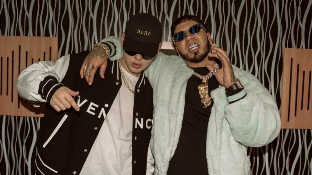 En la imagen, están Anuel AA y Bizarrap posando para la cámara